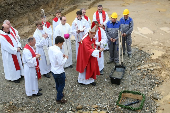 Župni blagdan u Mačkovcu, biskup Mrzljak predvodio misno slavlje i blagoslovio kamen temeljac nove župne kuće